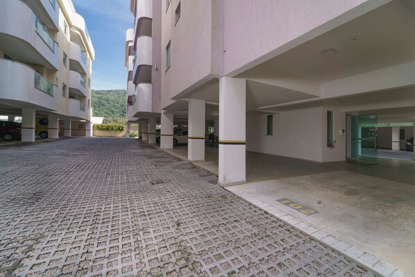 Apartment, 2 Bedrooms | Property grounds