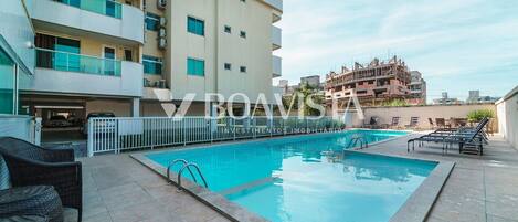 Leilighet | Basseng | Utendørsbasseng og solsenger