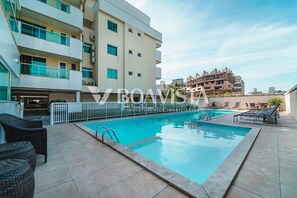 Leilighet | Basseng | Utendørsbasseng og solsenger