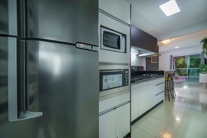 Apartment, 2 Bedrooms | Private kitchen | Fridge, microwave, oven, stovetop