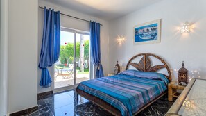 3 bedrooms, in-room safe, iron/ironing board, travel crib - A unique house in a fabulous position near  Galé beach (Gale)