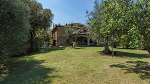 Exterior - Holiday in touch with nature, in a typical stone house surrounded by a large garden and panoramic se (Seggiano)