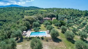 Pool - Holiday in touch with nature, in a typical stone house surrounded by a large garden and panoramic se (Seggiano)