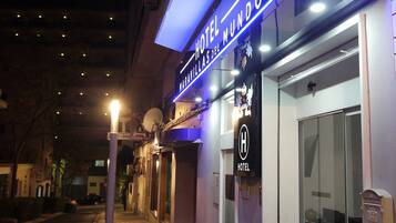 Mặt tiền nơi lưu trú - ban đêm