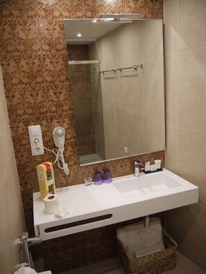 Comfort Twin Room, 2 Twin Beds, Balcony, City View (Taj Mahal) | Bathroom sink