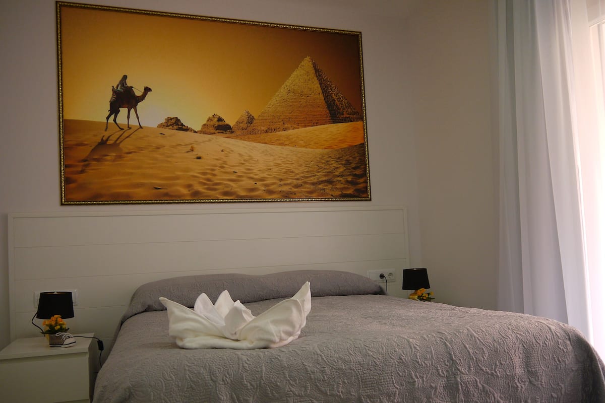 Doppia Comfort, balcone, vista città (Piramids of Giza) | Una cassaforte in camera, tende oscuranti, ferro/asse da stiro