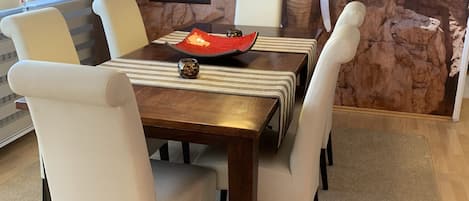 Appartement, 3 chambres | Salle Ă manger