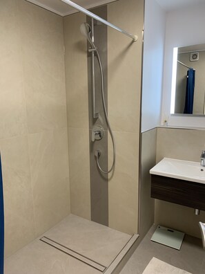 Appartement, 3 chambres | Salle de bain | Douche, sèche-cheveux, serviettes fournies