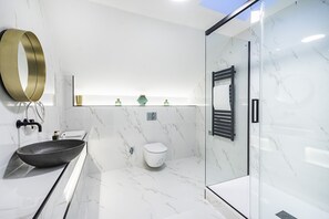 Haartrockner, Handtücher, Toilettenpapier