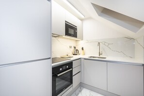 Kjøleskap, mikrobølgeovn, ovn og kokeplater