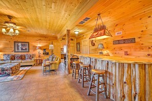 Dining - Lake Hartwell Lodge w/ Dock, Theater + Hot Tub! (Martin)