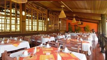 Café da manhã com buffet grátis todos os dias