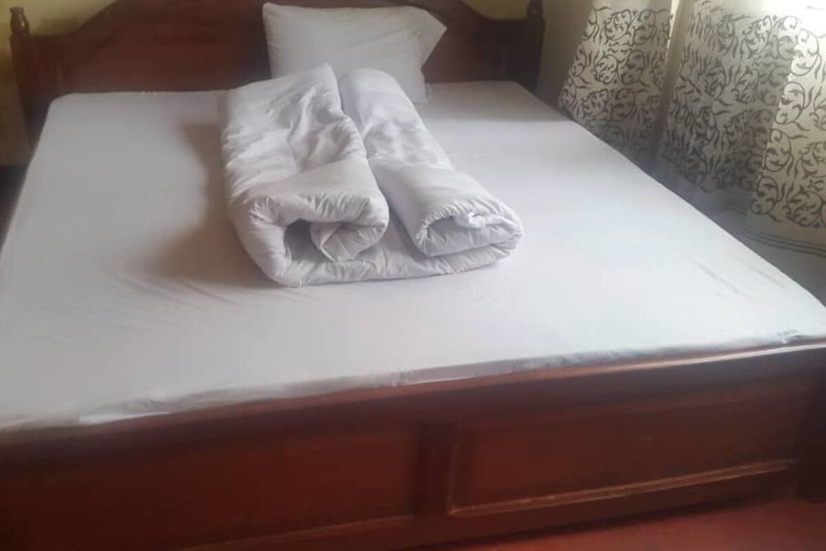 Quarto econômico, banheiro compartilhado | Escrivaninha, camas extras/dobráveis (sobretaxa), Wi-Fi de cortesia