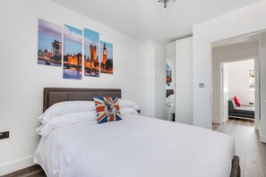 2 chambres, bureau, fer et planche à repasser, lit parapluie