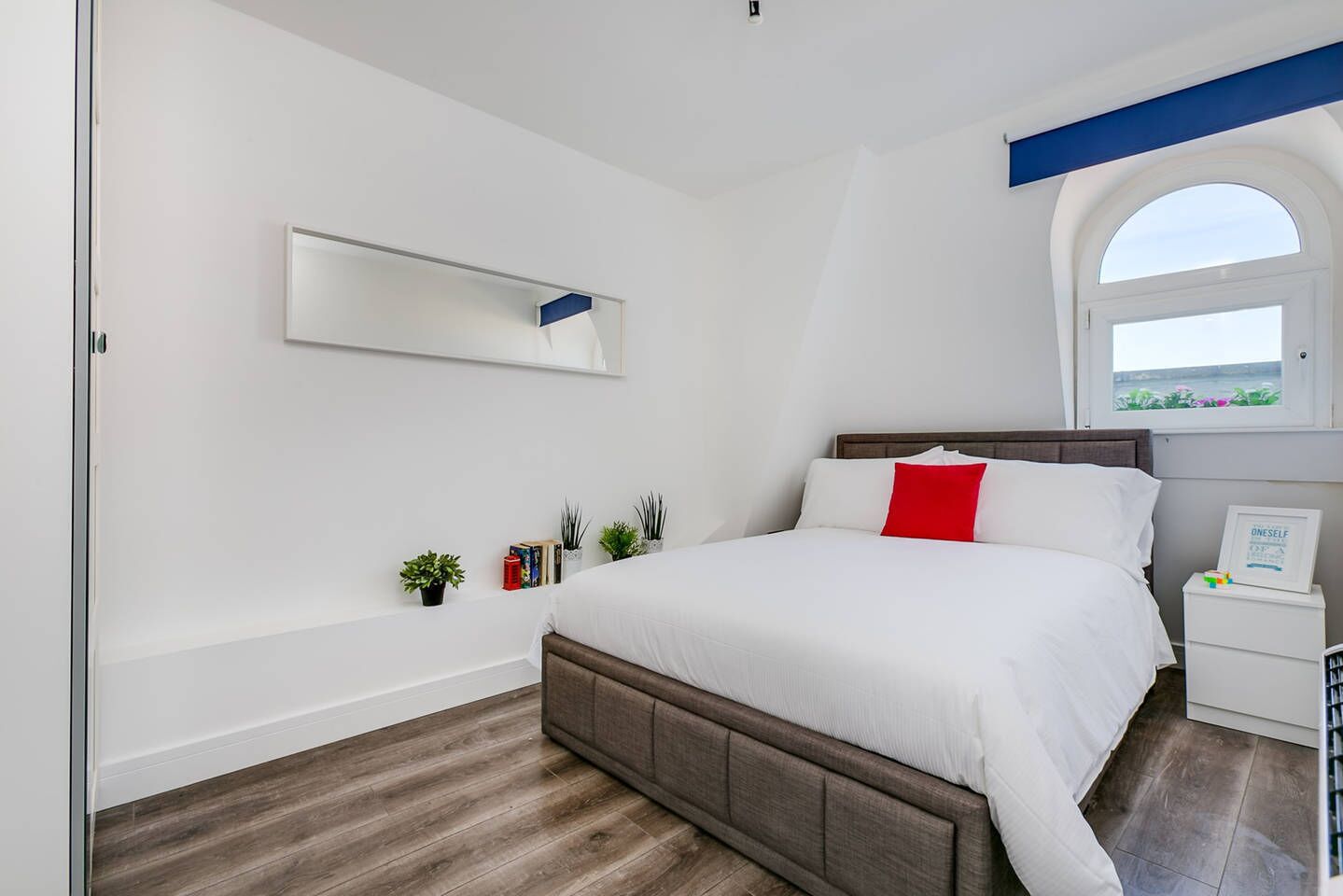 2 slaapkamers, een bureau, een strijkplank/strijkijzer, reisbedje