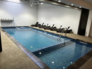 Habitación junior, 1 habitación, cocina | Área de sala de estar | Televisión LED 