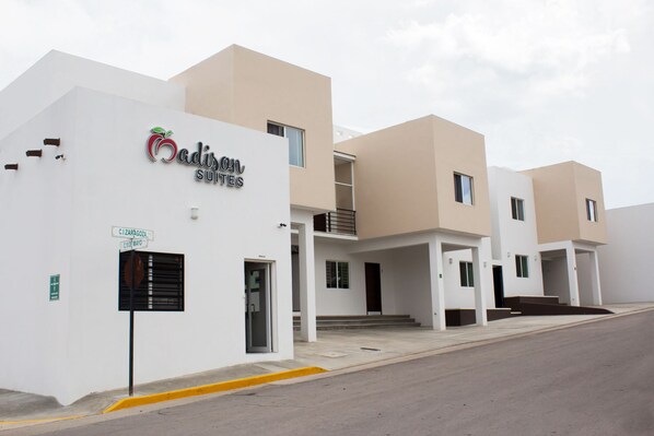 Vista frontal de la propiedad