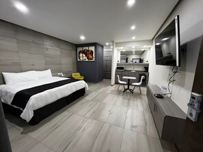 Habitación junior, 1 habitación, cocina | Ropa de cama de alta calidad, edredón y decoración personalizada 