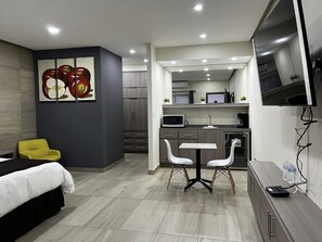 Junior Room, 1 Bedroom, Kitchen | Premium bedding, down comforters, individually decorated - Madison Suites (Cuauhtemoc)