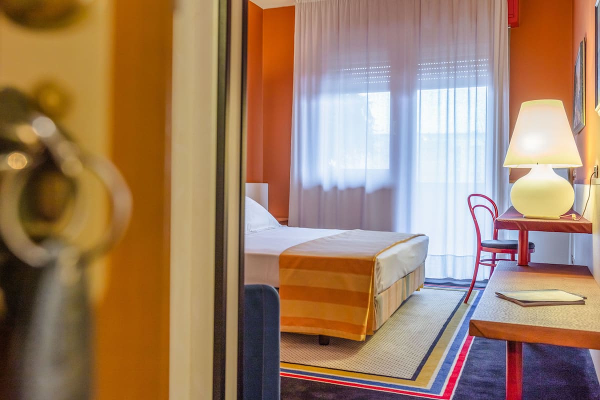 Escritorio, cunas gratuitas, wifi gratis y ropa de cama