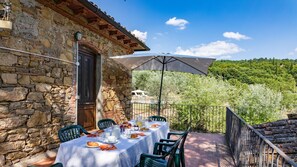 تناول الطعام بالخارج