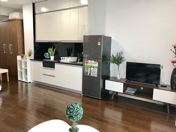 Fridge, microwave, cookware/dishes/utensils - Jaan's Luxury Studio Apt @Lancaster Hanoi (Ha Noi)