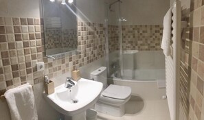 Combined shower/tub, hair dryer, bidet, towels