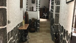 A narrow corridor with stone walls, a tiled floor, and a rustic interior. - Refúgio Saloio in Lousa-LRS (Lousa)