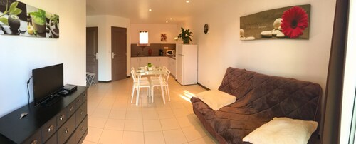 Villa in privater Residenz am Meer in einem schattigen Park.