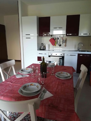 Fridge, oven, stovetop, dishwasher
