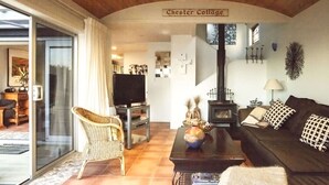 Living area - Oakura Beachfront Cottage Escape (Oakura)