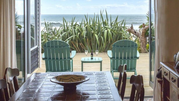 Outdoor dining - Oakura Beachfront Cottage Escape (Oakura)