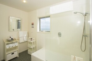 Ensemble douche/baignoire, serviettes fournies
