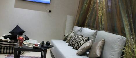 Una televisión de pantalla plana