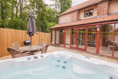 Outdoor dining. Rosedale Cottage | sleeps 4 - Hot Tub, Dog Friendly - 5* Gold Award