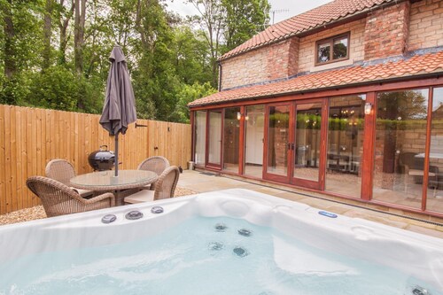 Rosedale Cottage | sleeps 4 - Hot Tub, Dog Friendly - 5* Gold Award
