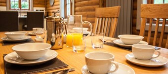 Woodpecker Lodge | sleeps 4 - Hot Tub, Dog Free - 4* Gold Award