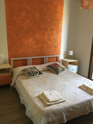 2 bedrooms, iron/ironing board, travel cot, Internet