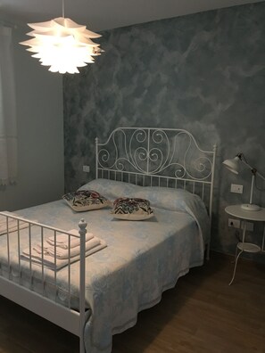 2 soverom, strykejern/-brett, reiseseng for barn og internettilgang