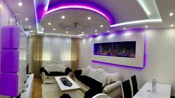 Apartemen | Area keluarga | TV layar datar