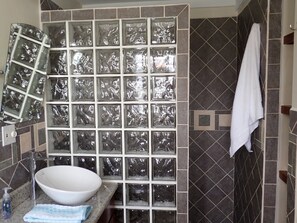 Badewanne, Whirlpool, Haartrockner, Handtücher