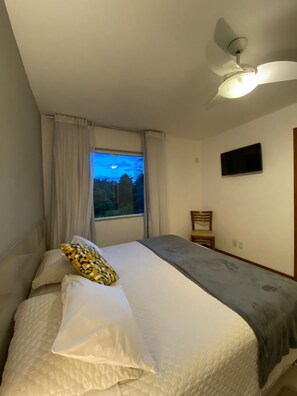 ميني بار وستائر تعتيم وواي فاي مجانًا وملاءات أسرّة