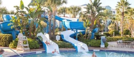 Una piscina techada, una piscina al aire libre