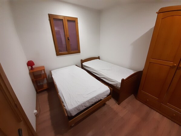 3 bedrooms, desk, iron/ironing board, travel cot