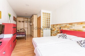 3 bedrooms, desk, iron/ironing board, travel crib