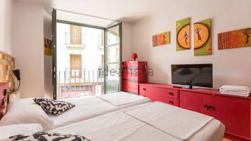 3 Schlafzimmer, Schreibtisch, Bügeleisen/Bügelbrett, Reisekinderbett