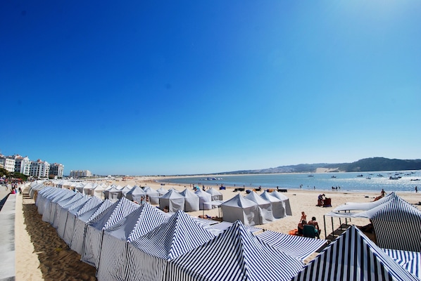 Plage, chaises longues