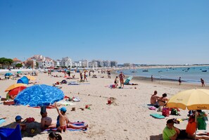 En la playa y camastros 