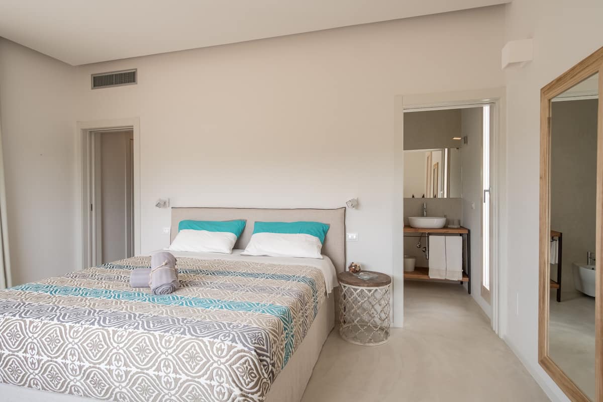 Deluxe kamer, op benedenverdieping (Fico) | Donzen dekbedden, pillowtop-bedden, een minibar, een bureau