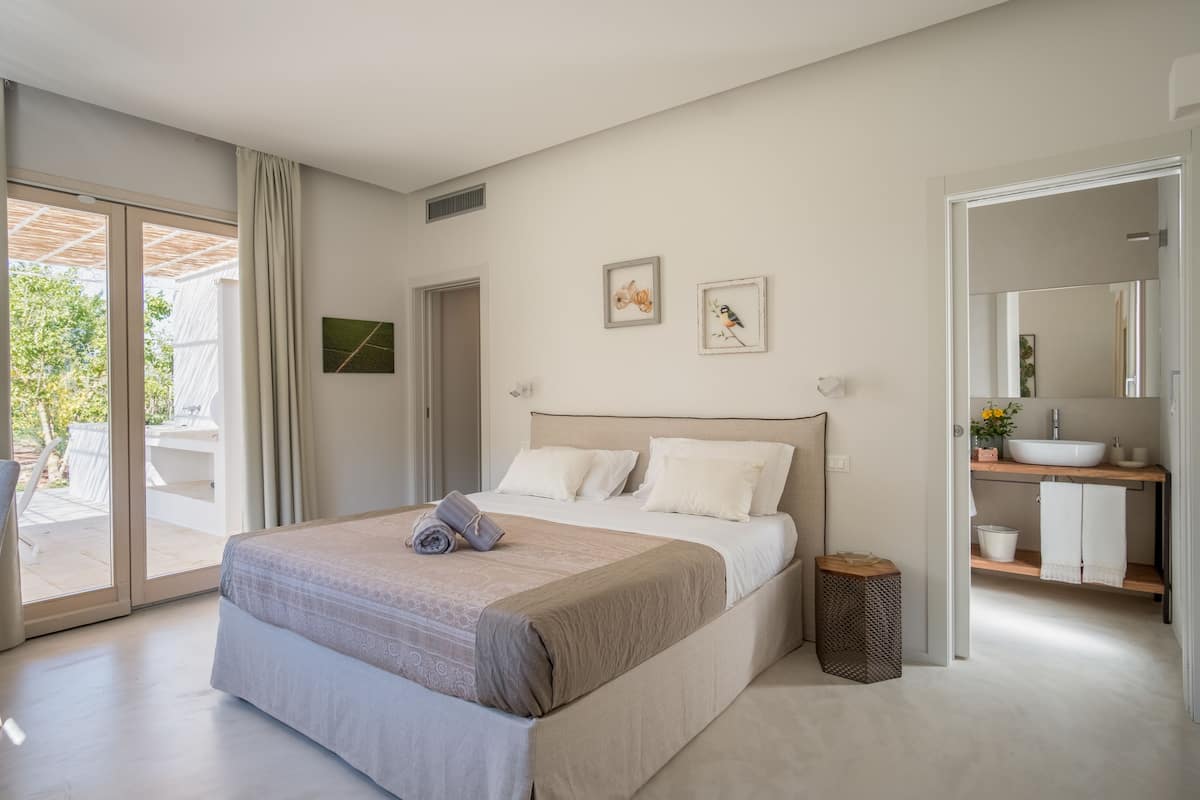 Deluxe kamer, op benedenverdieping (Melograno) | Donzen dekbedden, pillowtop-bedden, een minibar, een bureau